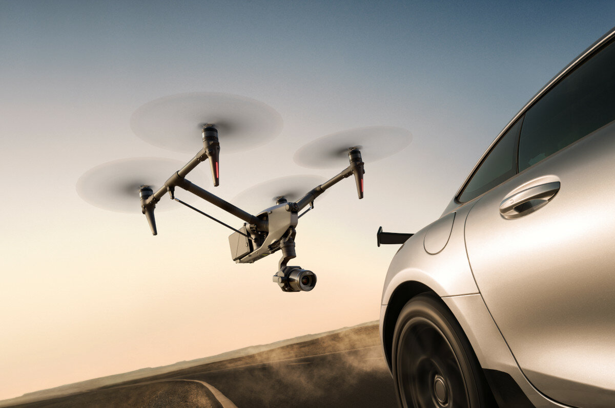 Dron DJI Inspire 3 94 km/h dron unoszący się w powietrzu obok jadącego samochodu