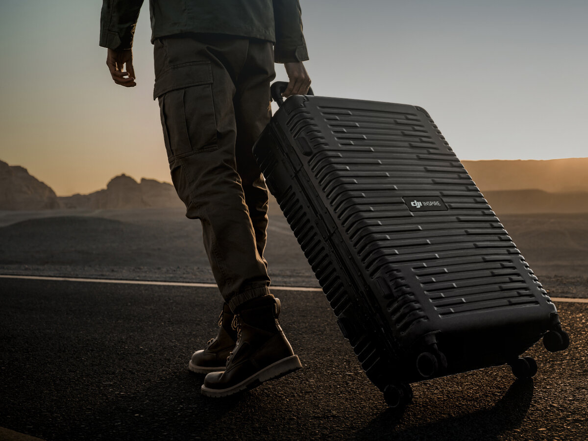 Dron DJI Inspire 3 94 km/h mężczyzna ciągnący walizkę