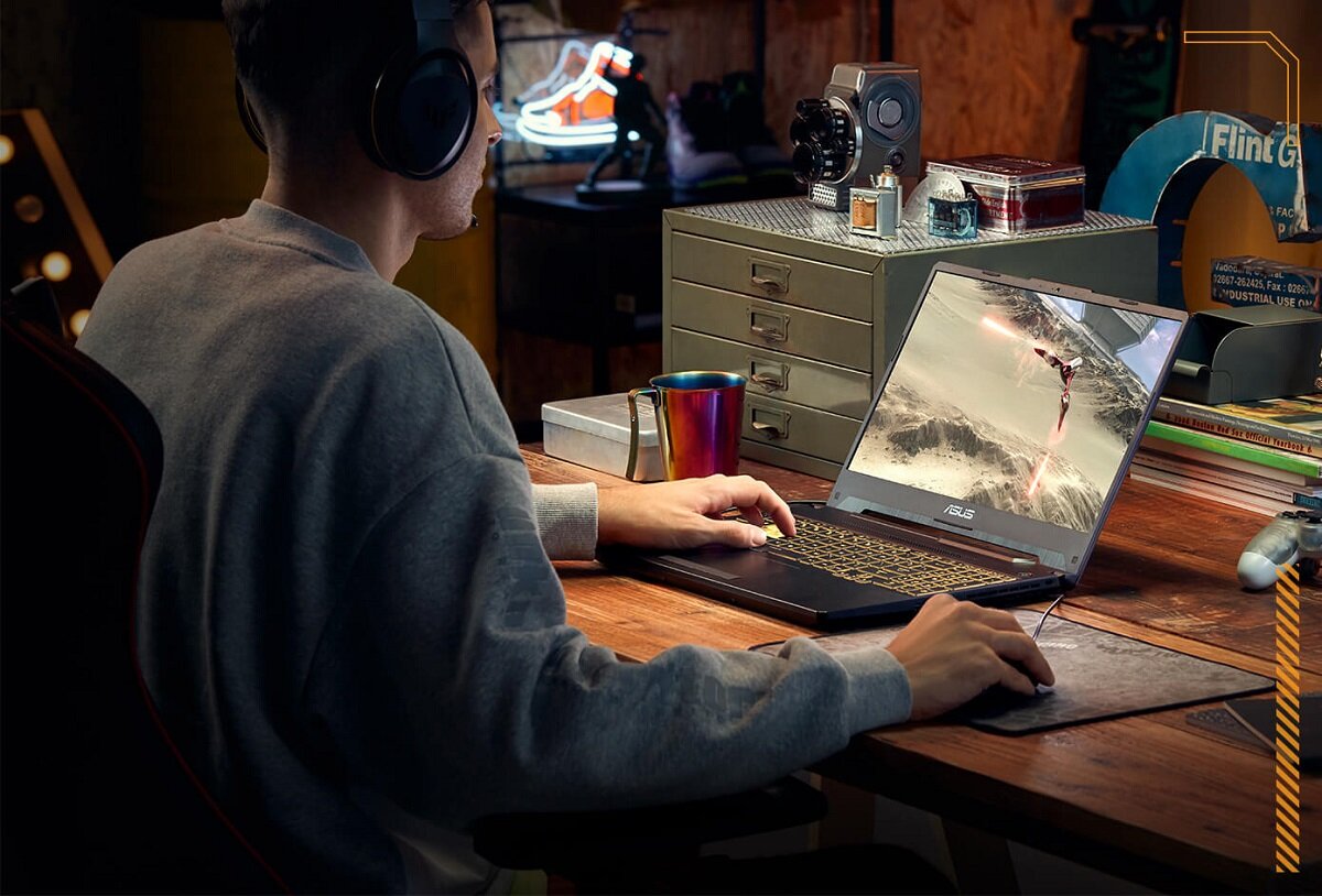 Router Asus TUF-AX6000 Wi-Fi 6 mężczyzna grający w grę na laptopie