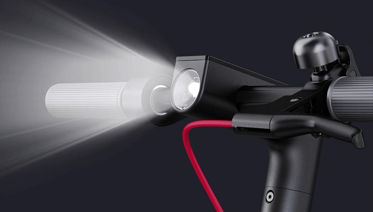 Hulajnoga Elektryczna Xiaomi Electric Scooter 4 Pro NE czarna przedni reflektor