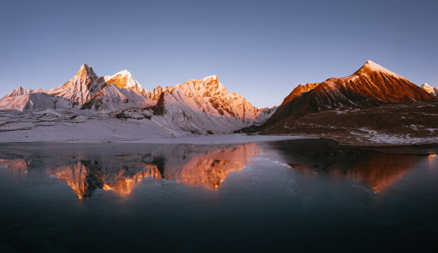Dron DJI Mavic 3 Pro Cine Premium Combo widok na jezioro i góry ze śniegiem