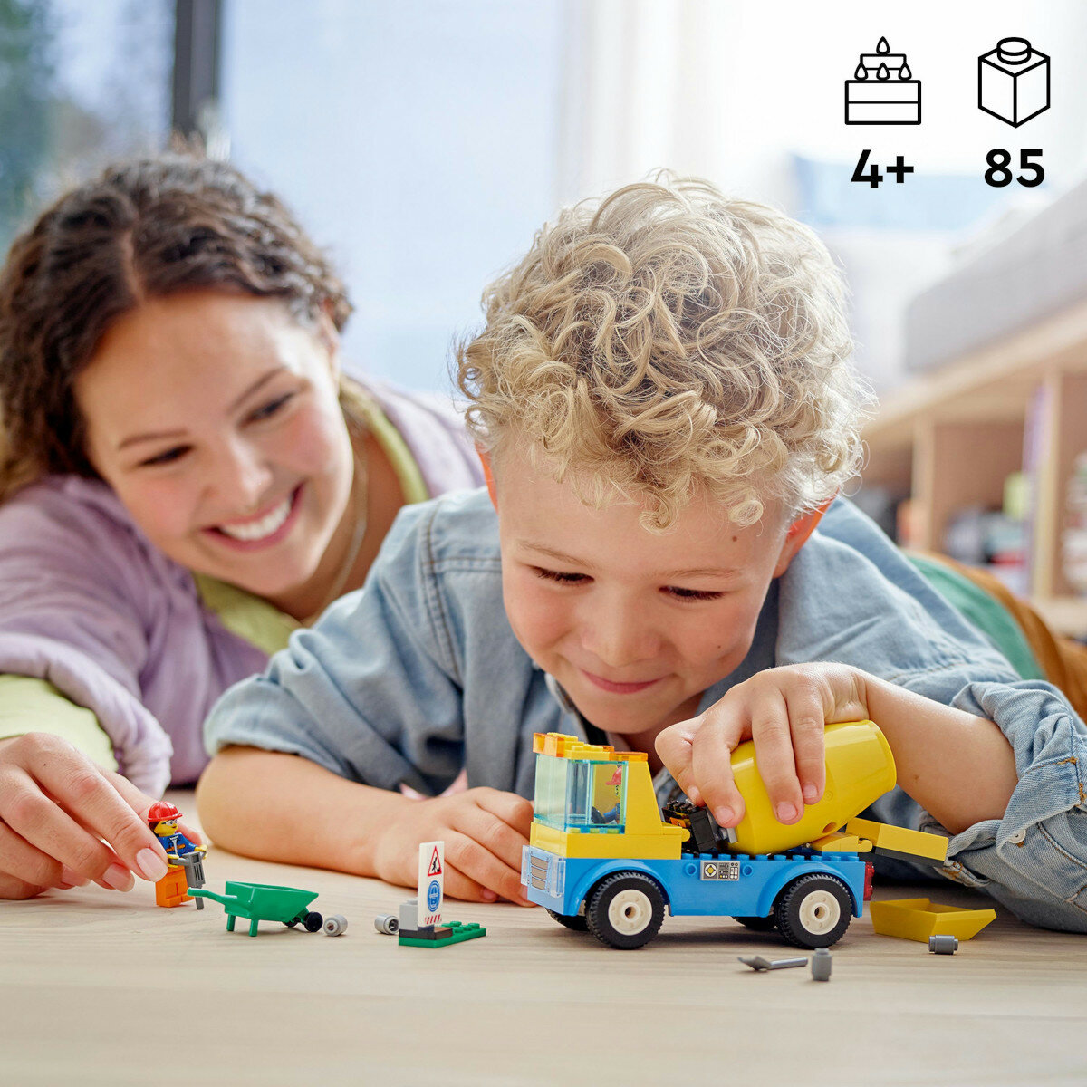 Klocki Lego City Ciężarówka z betoniarką 211829 kobieta i chłopiec podczas zabawy