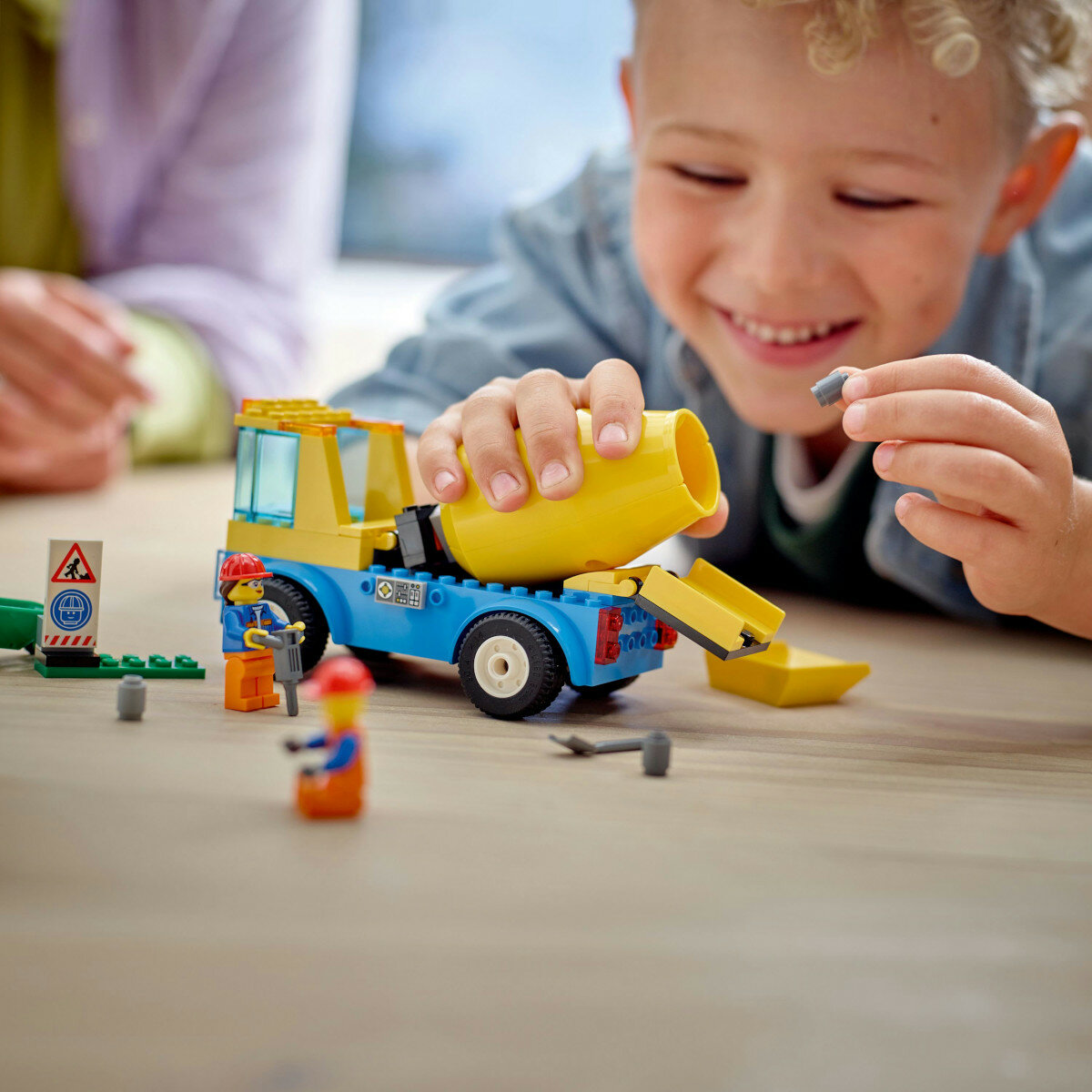 Klocki Lego City Ciężarówka z betoniarką 211829 chłopiec bawiący się betoniarką