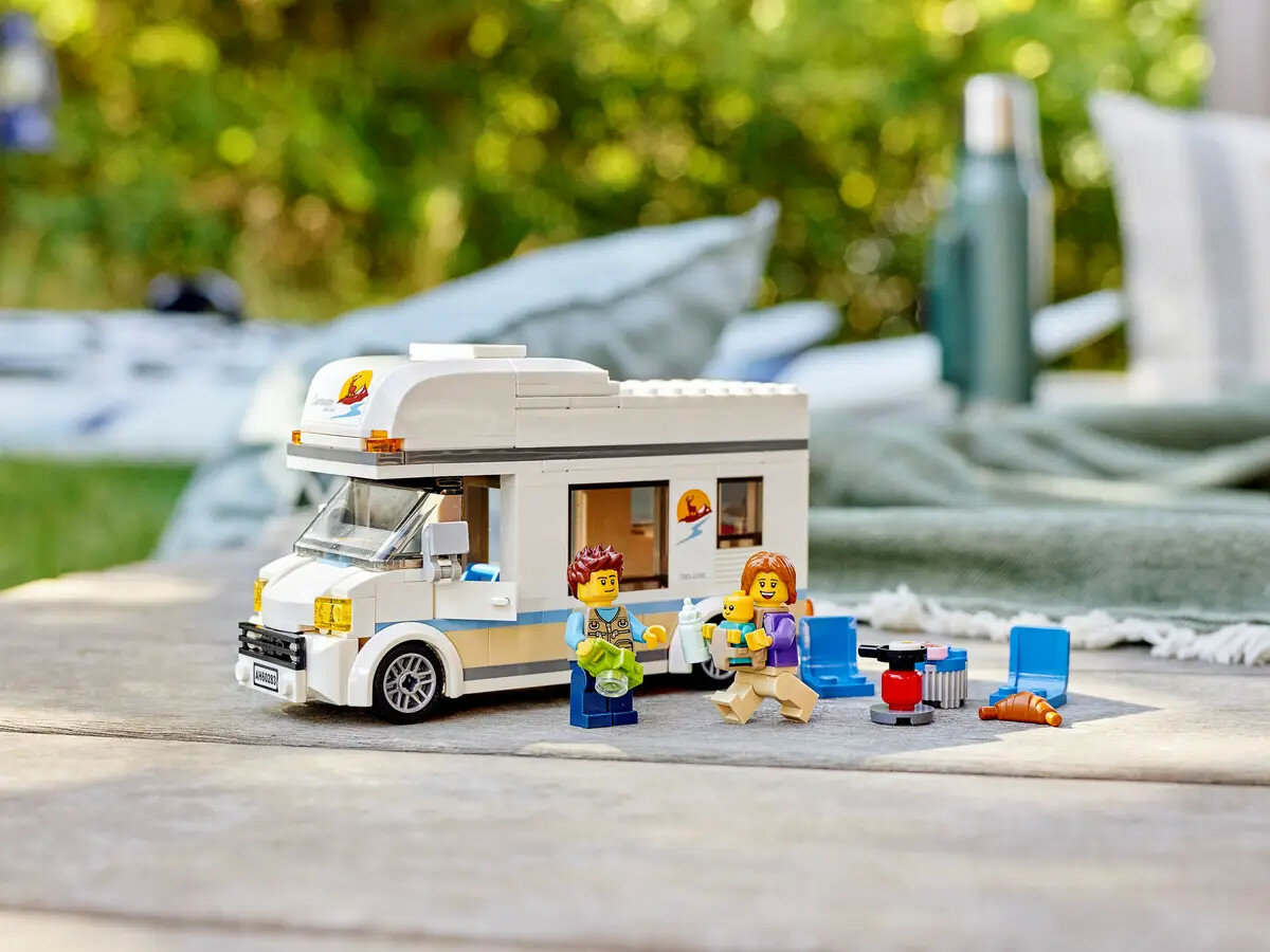 Klocki Lego City 60283 wakacyjny kamper pokazany kamper bokiem i figurki lego