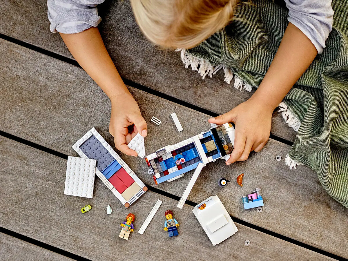 Klocki Lego City 60283 wakacyjny kamper widok z góry na dziecko składające klocki