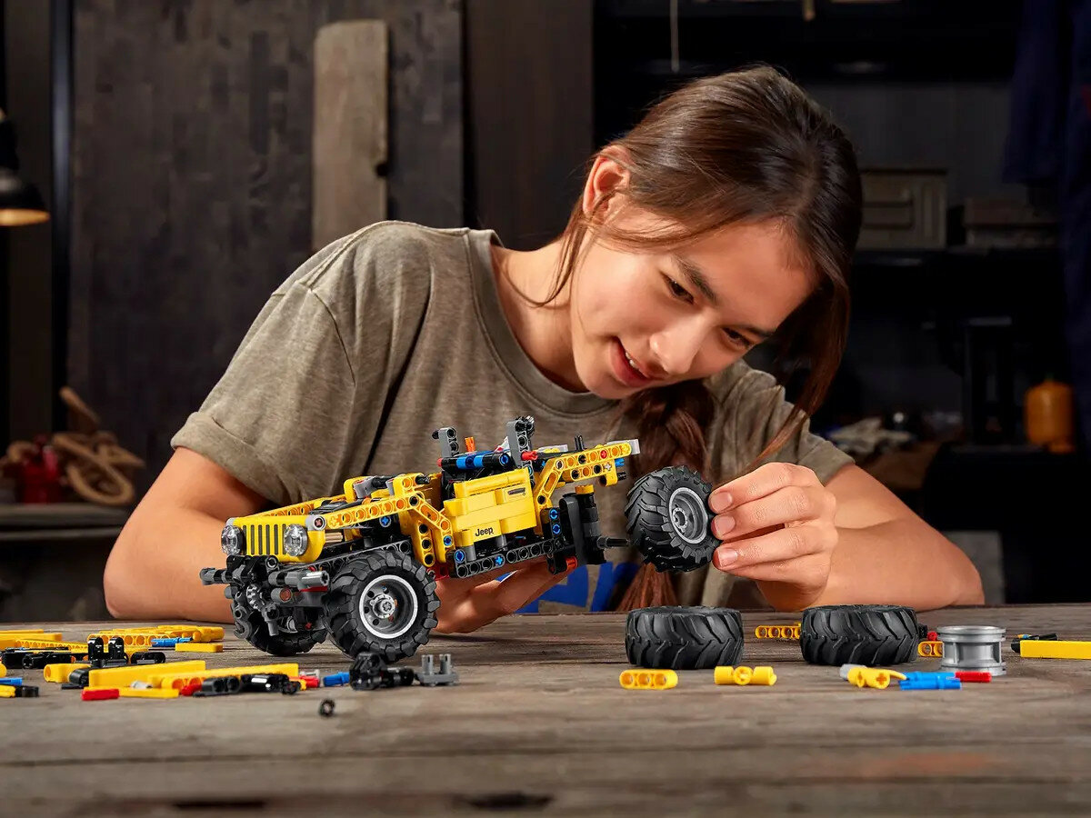 Klocki Lego Technic Jeep Wrangler 42122 dziewczynka składająca pojazd Lego