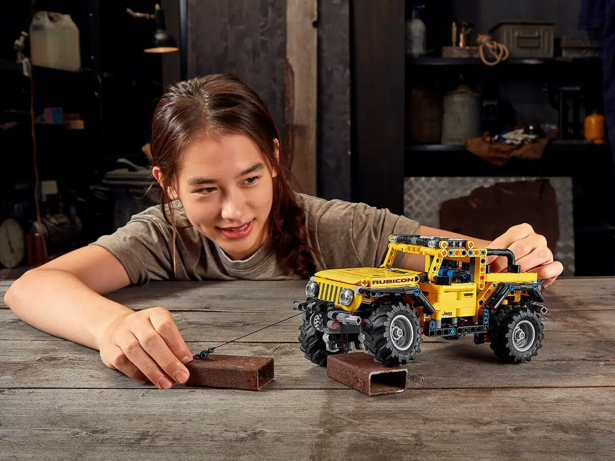 Klocki Lego Technic Jeep Wrangler 42122 dziewczynka bawiąca się złożonym pojazdem