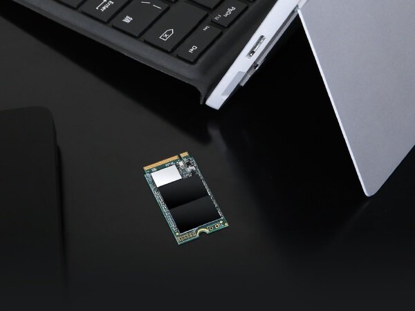 Dysk SSD Transcend MTE400S 256GB PCIe M.2 widok na dysk ssd obok laptopa na czarnym tle