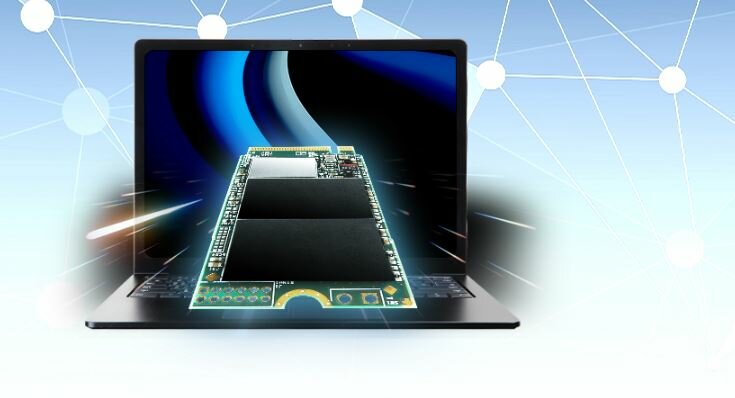 Dysk SSD Transcend MTE400S 512GB M.2 widok dysku na tle laptopa