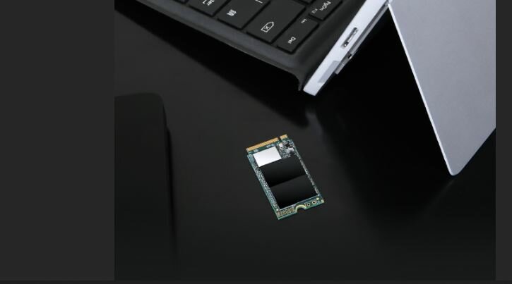 Dysk SSD Transcend MTE400S 512GB M.2 dysk leżący obok laptopa
