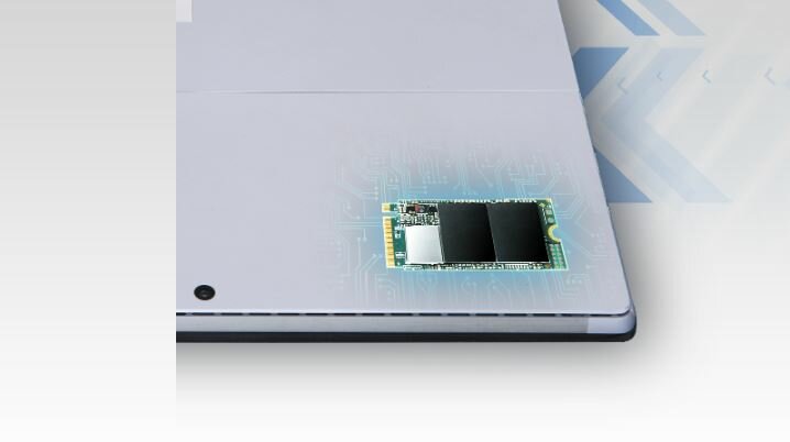 Dysk SSD Transcend MTE400S 512GB M.2 dysk leżący na zamkniętym laptopie