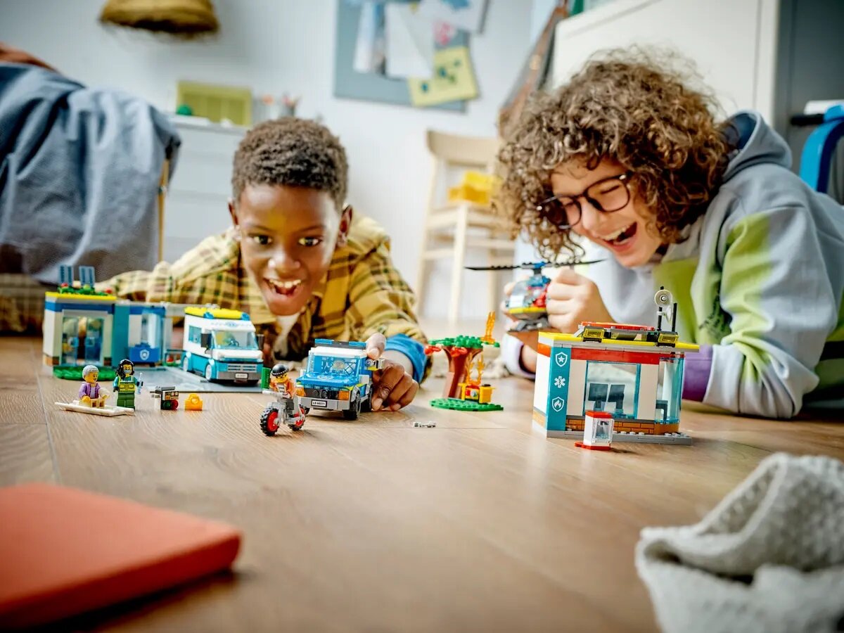 Klocki Lego City Parking dla pojazdów uprzywilejowanych 60371 dzieci bawiące się klockami