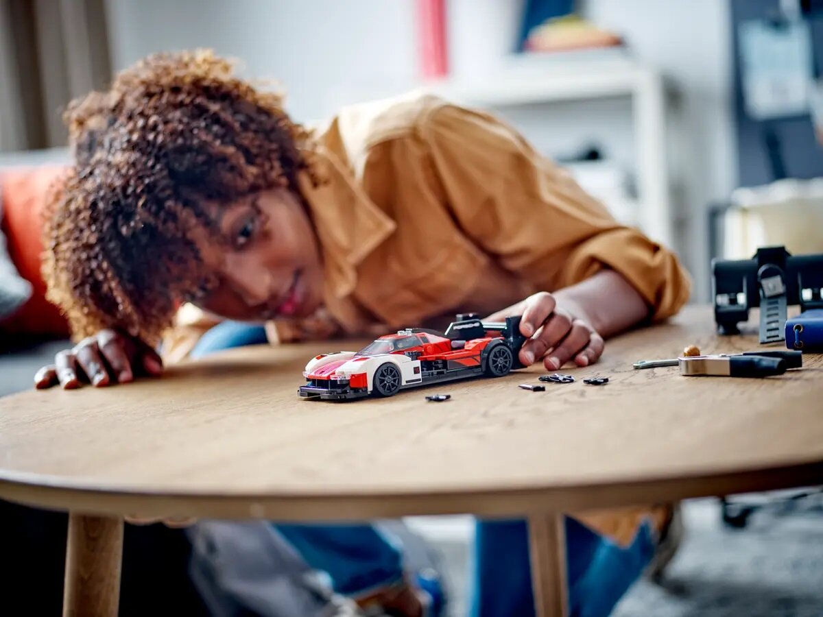 Klocki Lego Speed Champions Porsche 963 chłopiec bawiący się złożonym samochodem