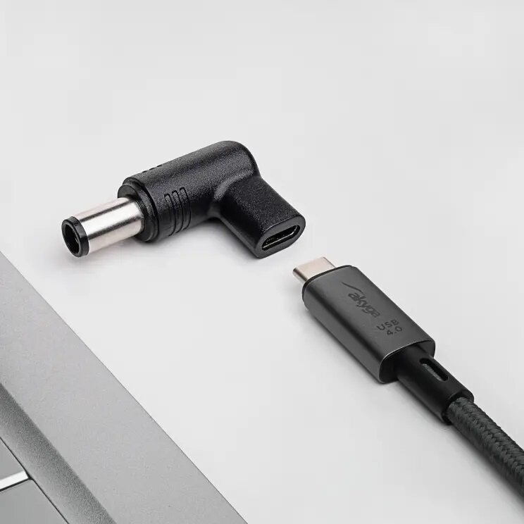 Przejściówka do laptopa Akyga AK-ND-C08 USB-C 7.4 x 5.0 mm na stole podłączana pod kabel USB C