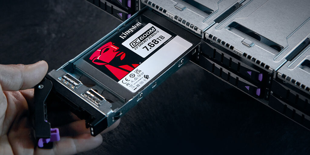 Dysk SSD Kingston DC600M 480GB ręka trzymająca dysk umieszczony w urządzeniu