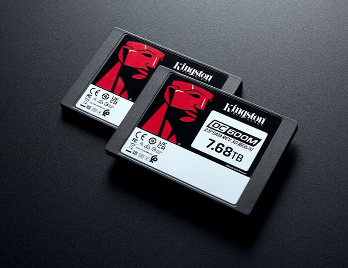 Dysk SSD Kingston DC600M 480GB po skosie w lewo dwa dyski na czarnym tle