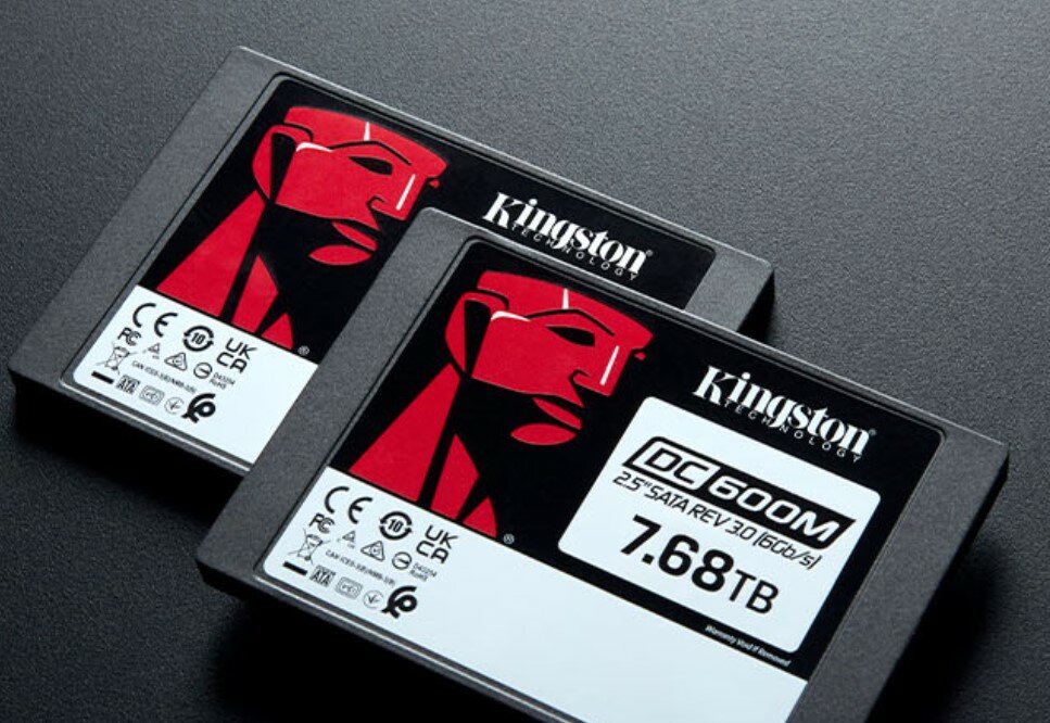 Dysk SSD Kingston DC600M 1.92TB dwa po skosie w lewo na czarnym tle