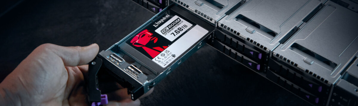 Dysk SSD Kingston DC600M 1.92TB dłoń trzymająca dysk zamontowany w urządzeniu