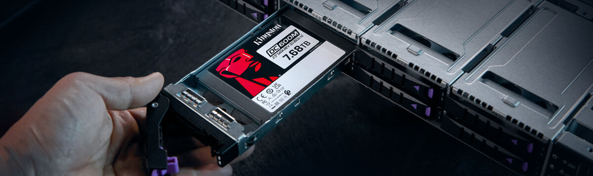 Dysk SSD Kingston DC600M 3.84 TB grafika przedstawiająca montaż dysku w urządzeniu