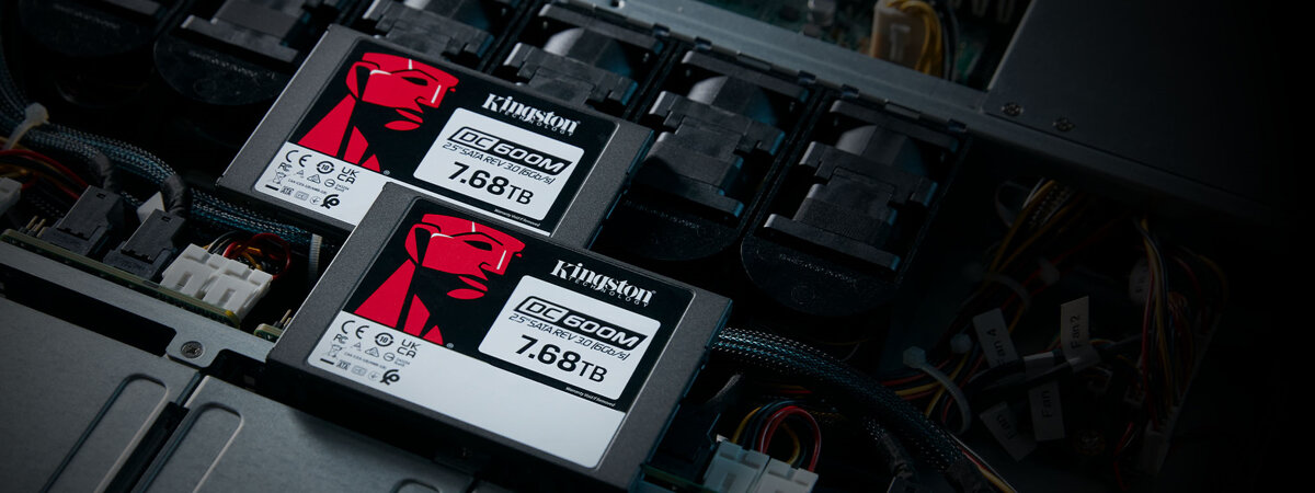 Dysk SSD Kingston DC600M 3.84 TB grafika przedstawiająca dwa dyski leżące na urządzeniu