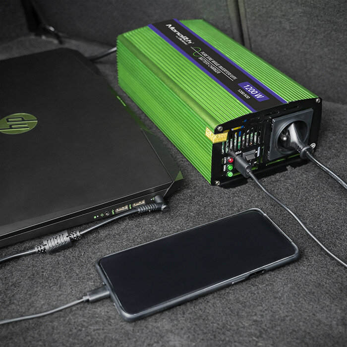 Przetwornica napięcia Qoltec Monolith UPS 600W/1200W 12V na 230V podłączony smartfon i notebook