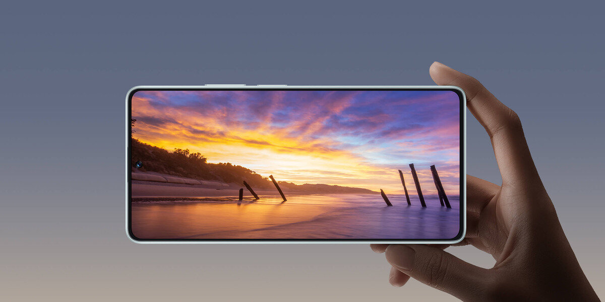 Smartfon Xiaomi POCO F5 12GB RAM 256GB ROM niebieski wyświetlacz telefonu, ręka trzymajaca telefon