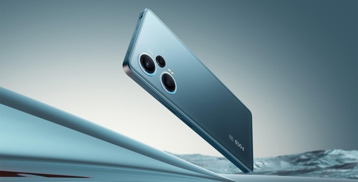 Smartfon Xiaomi POCO F5 12GB RAM 256GB ROM niebieski tył telefonu z widocznymi aparatami fotograficznymi