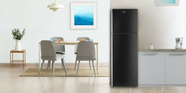 Lodówka Candy Comfort COT1S45FW grafika przedstawiająca lodówkę stojącą w kuchni