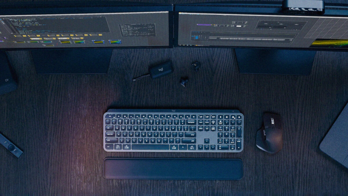 Zestaw klawiatura + mysz + podpórka pod nadgarstki Logitech MX Keys S grafitowy widok z góry na zestaw i słuchawki oraz dwa włączone monitory