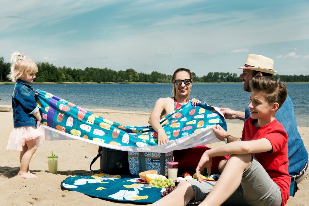 Ręcznik plażowy Spokey Ibiza 80 x 160 cm rodzice z dziećmi na plaży