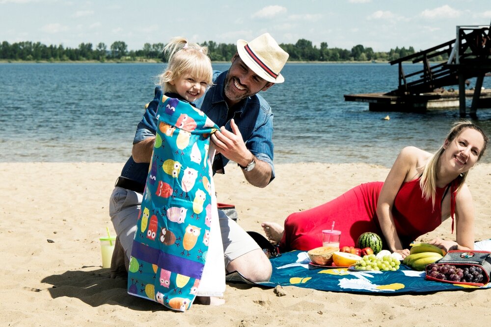 Ręcznik plażowy Spokey Ibiza 80 x 160 cm rodzice z córką  na plaży