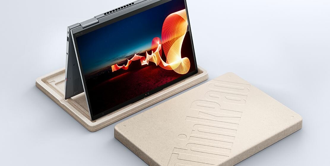 Laptop Lenovo ThinkPad X1 Yoga Gen 8 grafika przedstawia laptopa w kartonowym opakowaniu