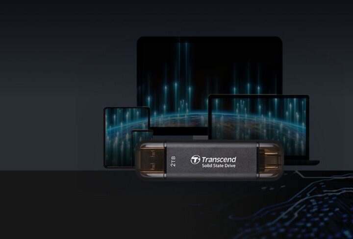 Pendrive Transcend ESD310C 1TB pendrive na tle monitora, laptopa i tabletów