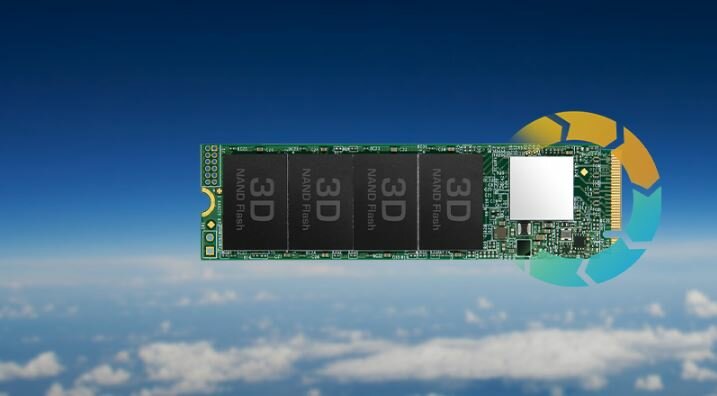 Dysk SSD Transcend MTE115S 500GB  M.2 dysk na tle niebieskiego nieba