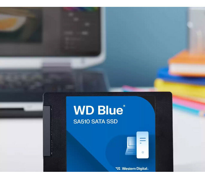Dysk SSD Western Digital Blue SA510 SATA zdjęcie dysku z laptopem i książkami w tle