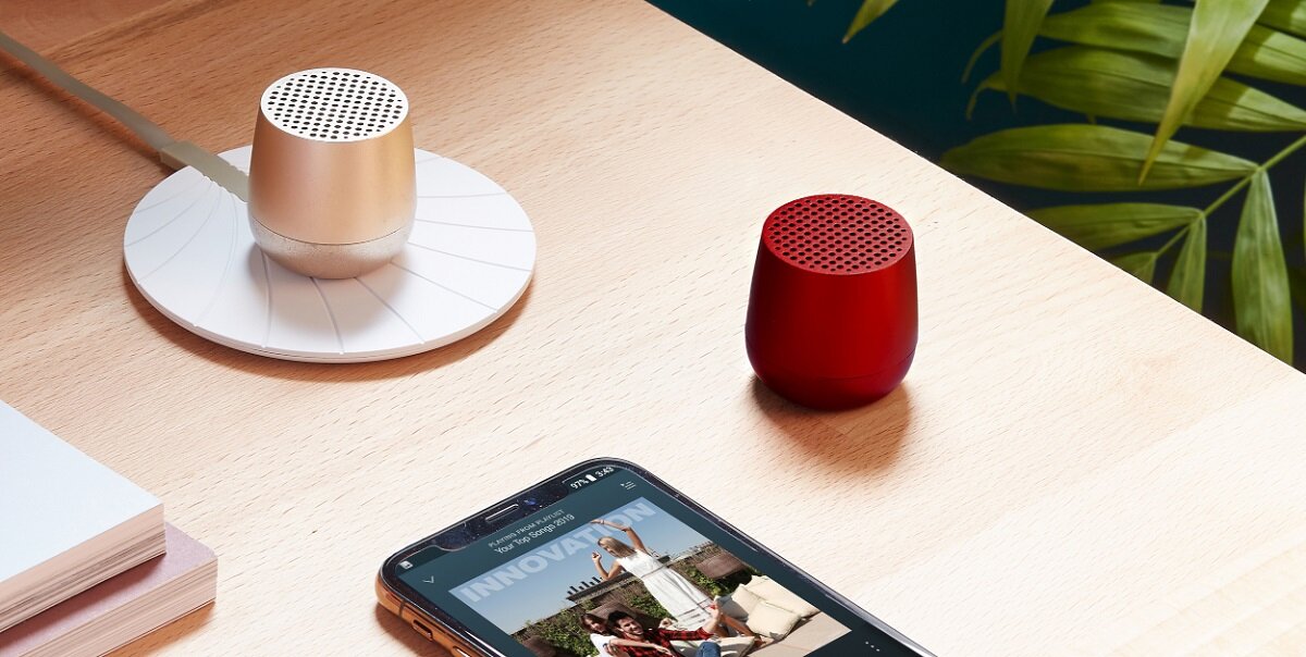 Głośnik bezprzewodowy Lexon Mino+ dwa głośniki na stole wraz z telefonem
