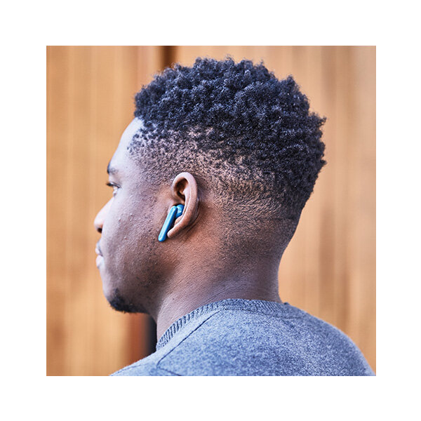 Słuchawki bezprzewodowe z głośnikiem Lexon Speakerbuds LA127N czarne mężczyzna ze słuchawką w uchu