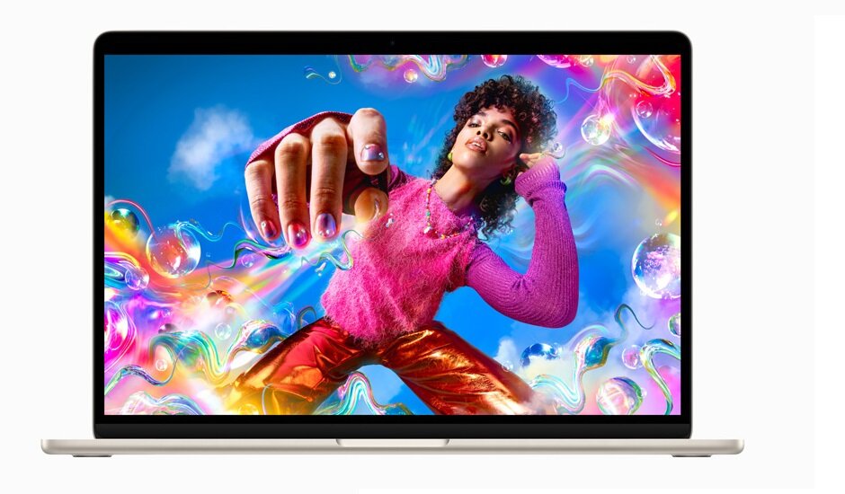 Laptop Apple MacBook Air 2023 15.3 Retina M2 8/512GB Gwiezdna Szarość od frontu z kobietą na monitorze