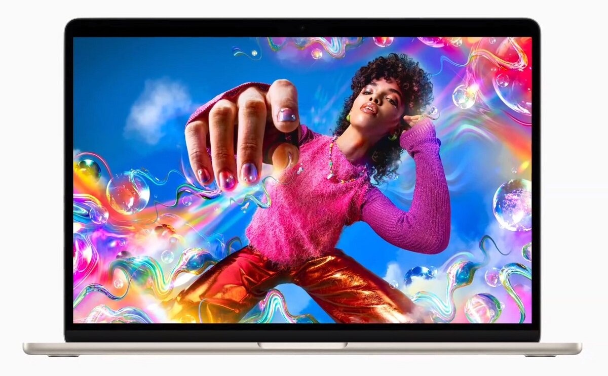 Laptop Apple MacBook Air 15' M2 8/256GB Złoty wyświetlacz Retina, na ekranie kobieta na tle kolorowego tła