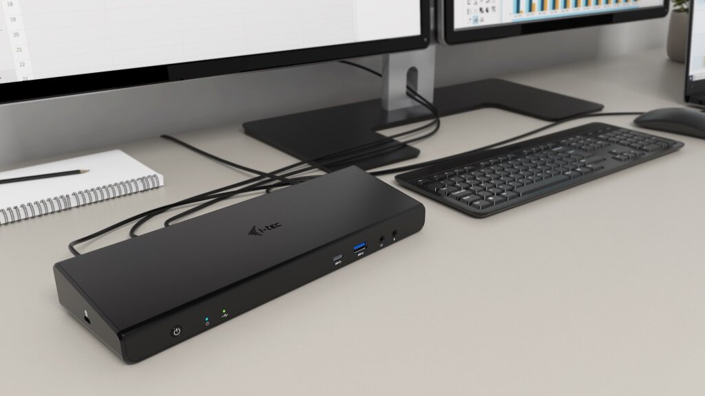 Stacja dokujaca i-tec CADUAL4KDOCKPD USB 3.0 na biurku obok klawiatury i monitora