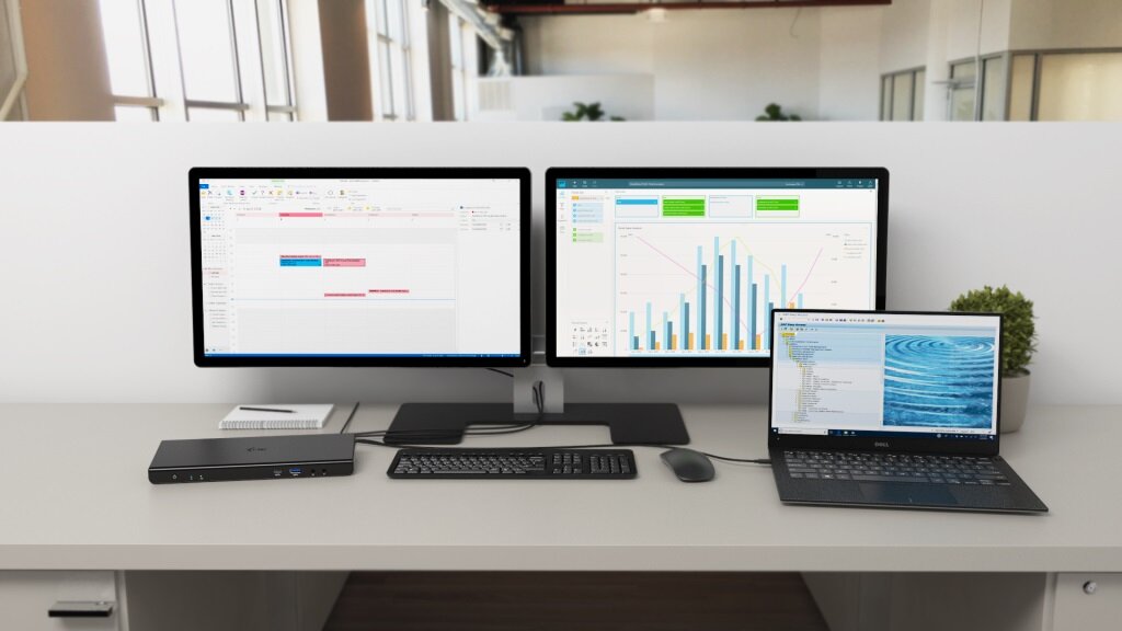 Stacja dokujaca i-tec CADUAL4KDOCKPD USB 3.0 na biurku obok zestawu komputerowego i laptopa