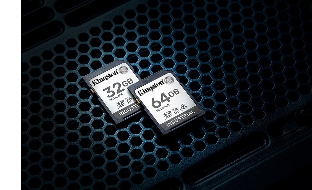 Karta pamięci Kingston Industrial SD 16GB grafika przedstawia dwie karty leżące na obudowie komputera