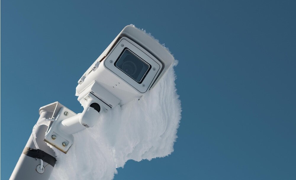 Karta pamięci Kingston Industrial SD 16GB grafika przedstawia kamerę pokrytą śniegiem