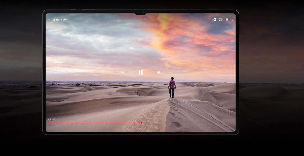 Tablet Samsung Galaxy Tab S8+ SM-X800 12,4 WiFi 8GB/256GB srebrny pokazany w poziomie w trakcie odtawarzania filmu