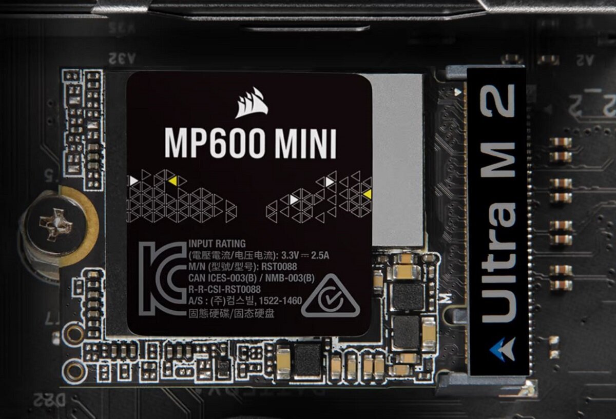 Dysk SSD Corsair MP600 Mini 1TB zainstalowany w komputerze od frontu