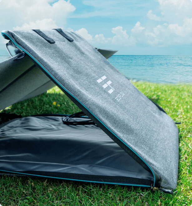 Panel fotowoltaiczny EcoFlow 110W zapakowany w torbę leżącą na trawie