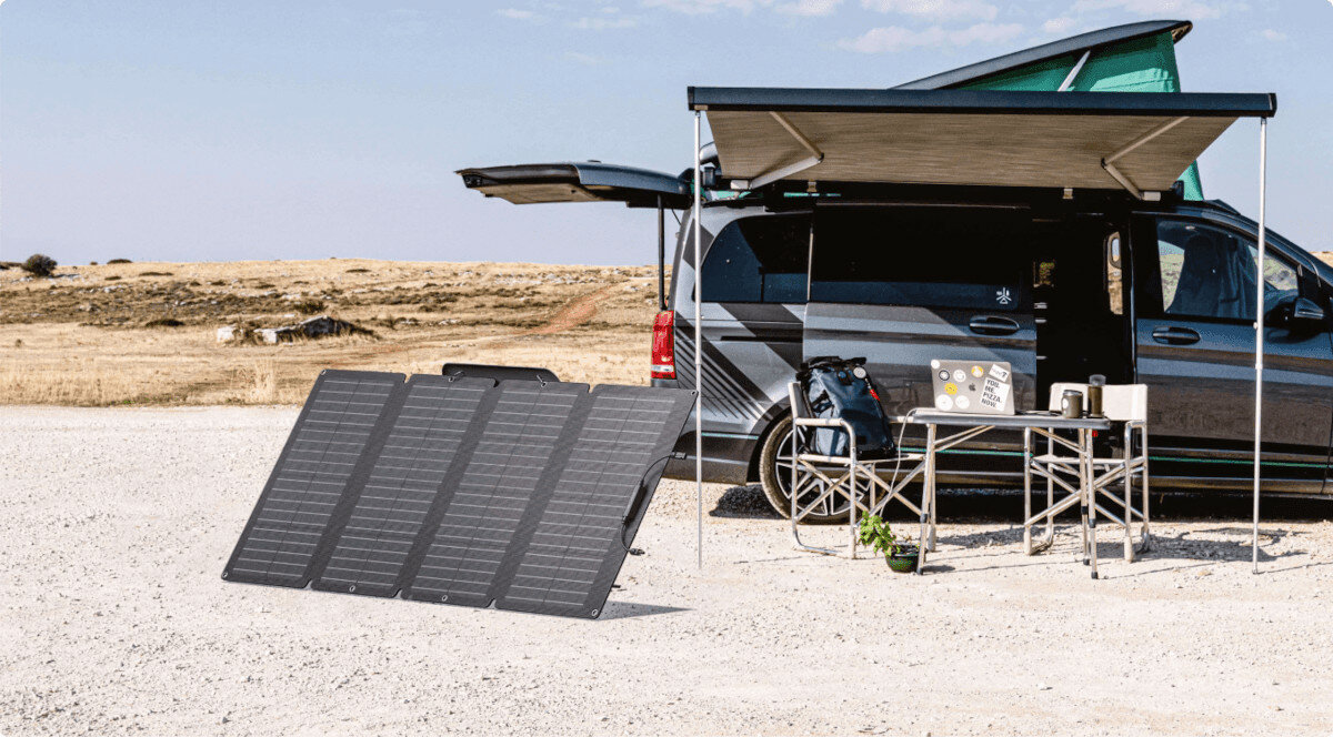 Panel fotowoltaiczny EcoFlow 160W rozłożony na tle campingu