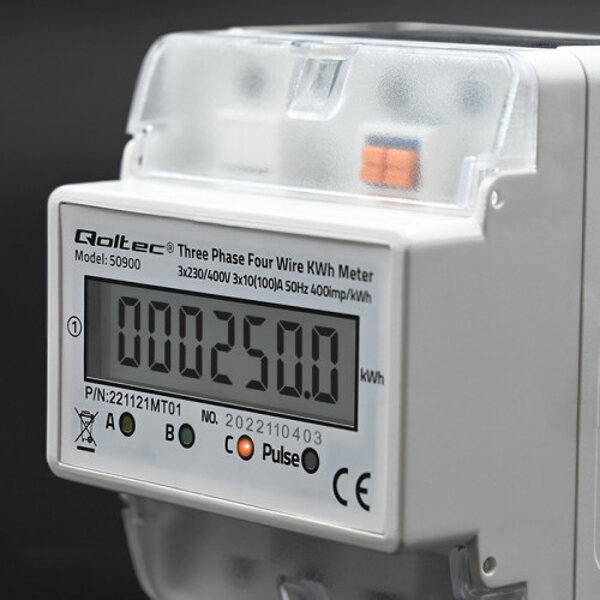 Miernik zużycia energii Qoltec na szynę DIN | trójfazowy elektroniczny licznik | 230V | LCD | 4P od frontu po skosie w lewo włączony
