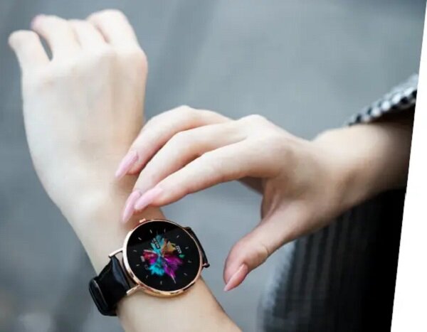 Smartwatch Garett Verona skórzany widok z góry na nadgarstek kobiety z zegarkiem