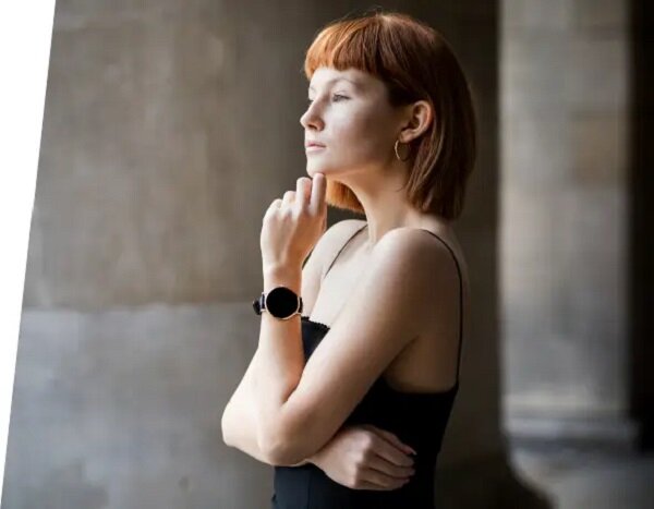 Smartwatch Garett Verona skórzany widok od boku na kobietę wraz z zegarkiem na nadgarstku